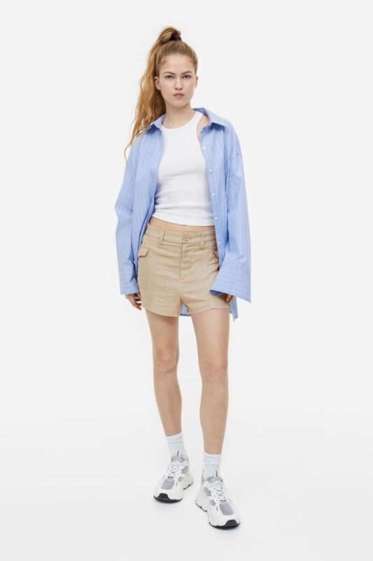 outfit con short beige y camisa azul claro