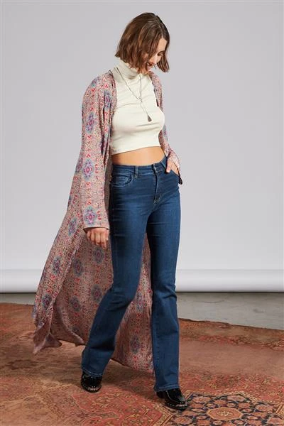Outfit con kimono y jeans