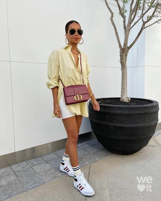 look de verano con tenis blancas