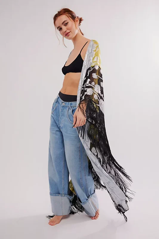 outfit con kimono largo con flecos