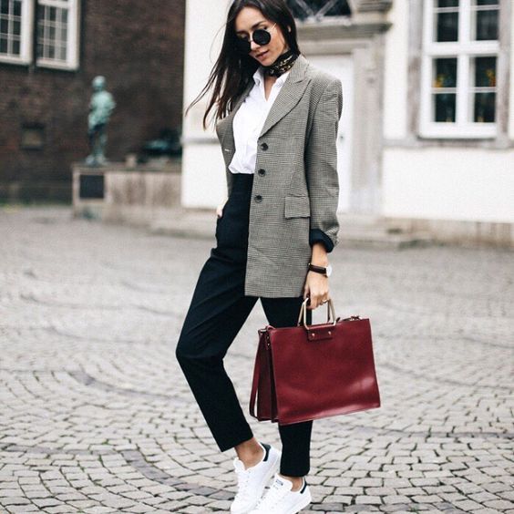 outfit formal con tenis blancas