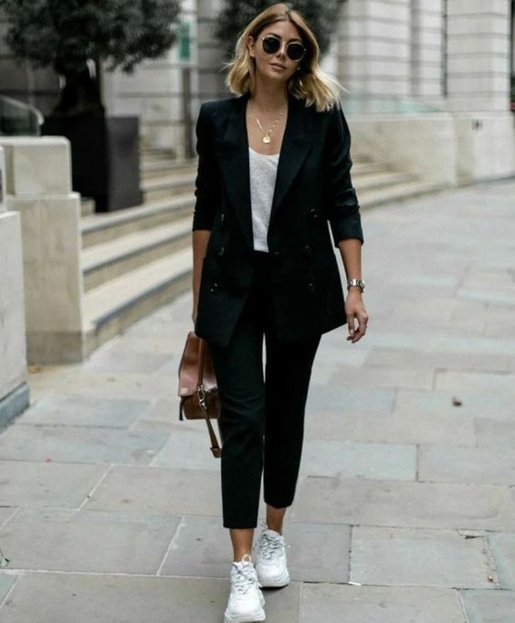 outfit formal con zapatillas blancas