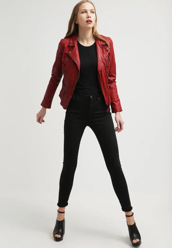 utfit negro con campera roja
