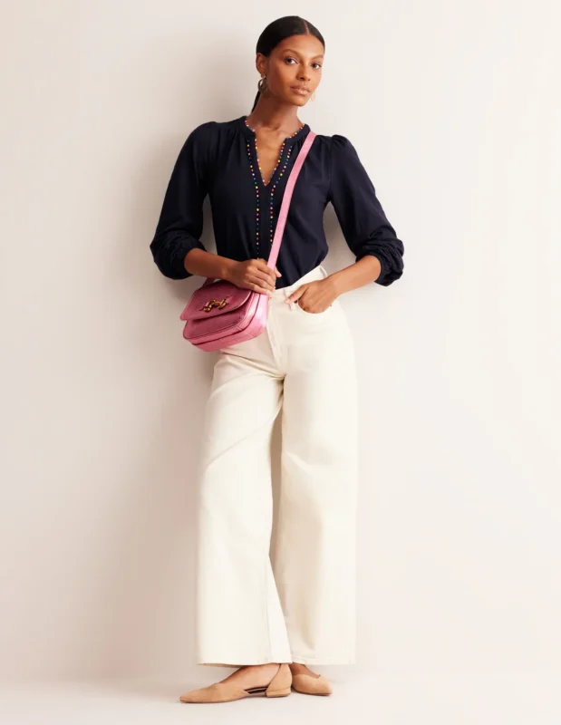 Outfits con blusa azul oscuro y jeans blancos